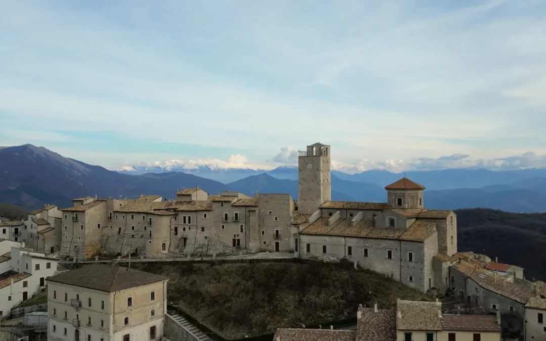 Tra architettura e leggenda: il mistero degli sporti e il rito delle streghe a Castel del Monte